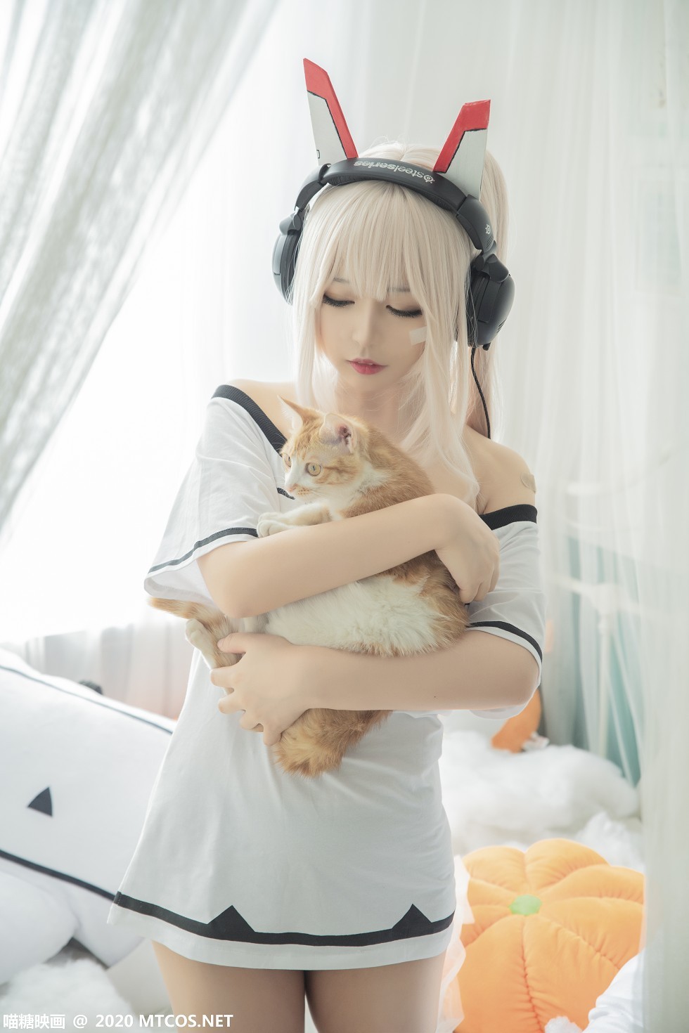 [喵糖映画]Vol.339_白发美女Cosplay主题白色低胸短袖衫配白丝袜秀完美身材写真20P