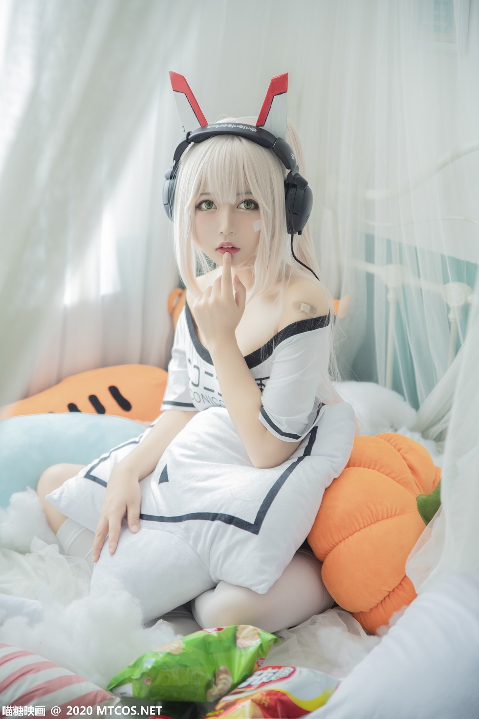 [喵糖映画]Vol.339_白发美女Cosplay主题白色低胸短袖衫配白丝袜秀完美身材写真20P