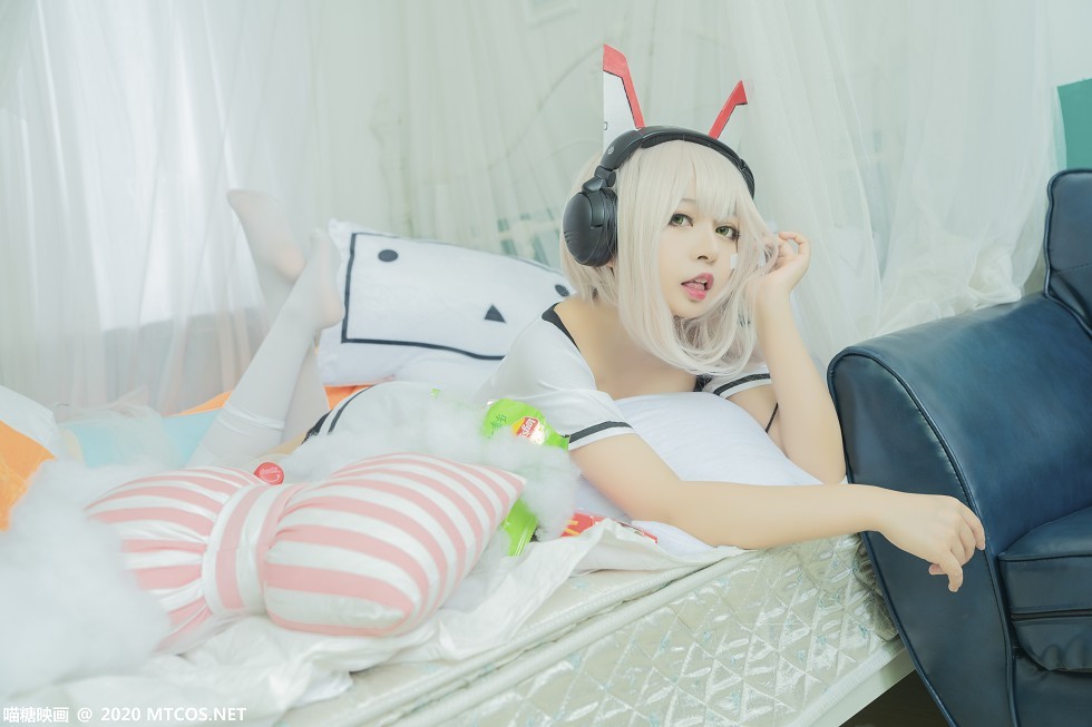 [喵糖映画]Vol.339_白发美女Cosplay主题白色低胸短袖衫配白丝袜秀完美身材写真20P