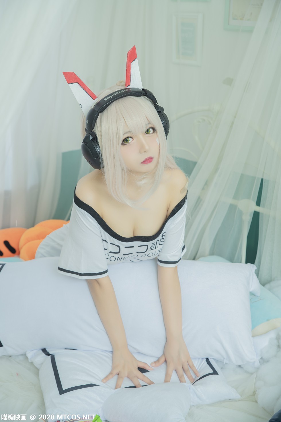 [喵糖映画]Vol.339_白发美女Cosplay主题白色低胸短袖衫配白丝袜秀完美身材写真20P