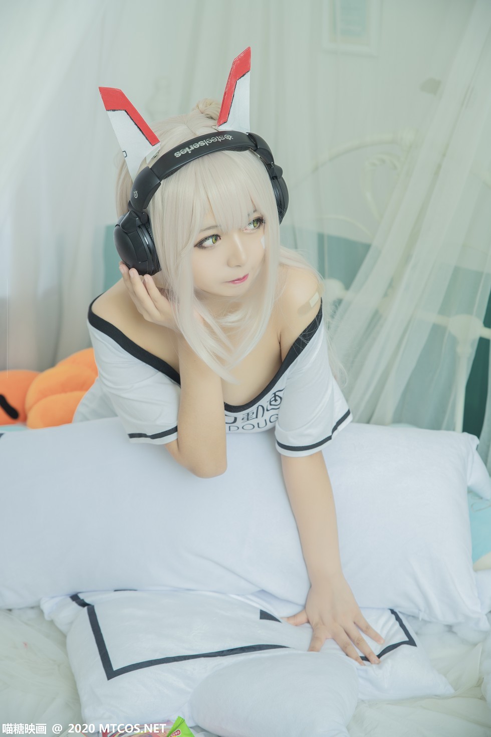 [喵糖映画]Vol.339_白发美女Cosplay主题白色低胸短袖衫配白丝袜秀完美身材写真20P