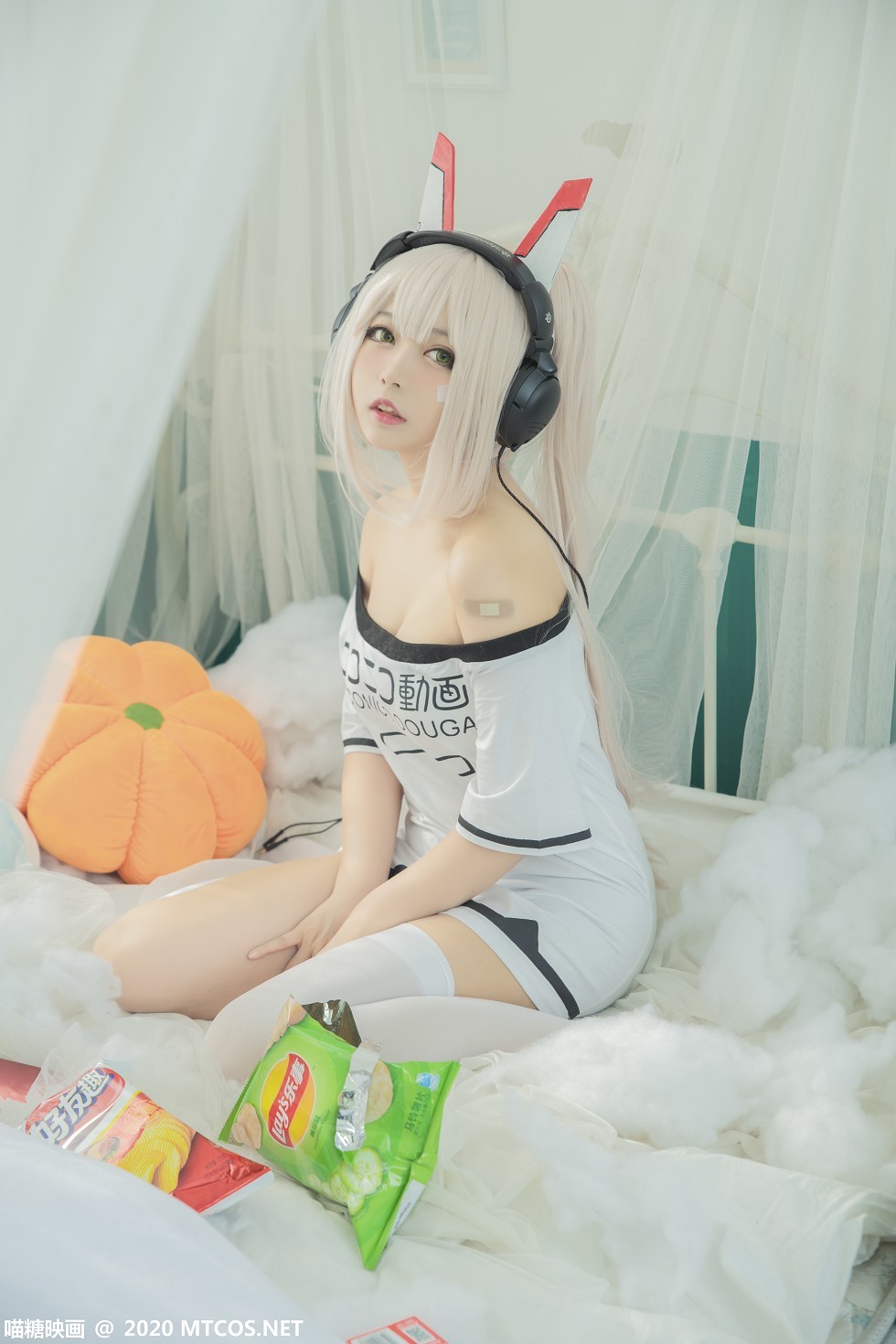 [喵糖映画]Vol.339_白发美女Cosplay主题白色低胸短袖衫配白丝袜秀完美身材写真20P
