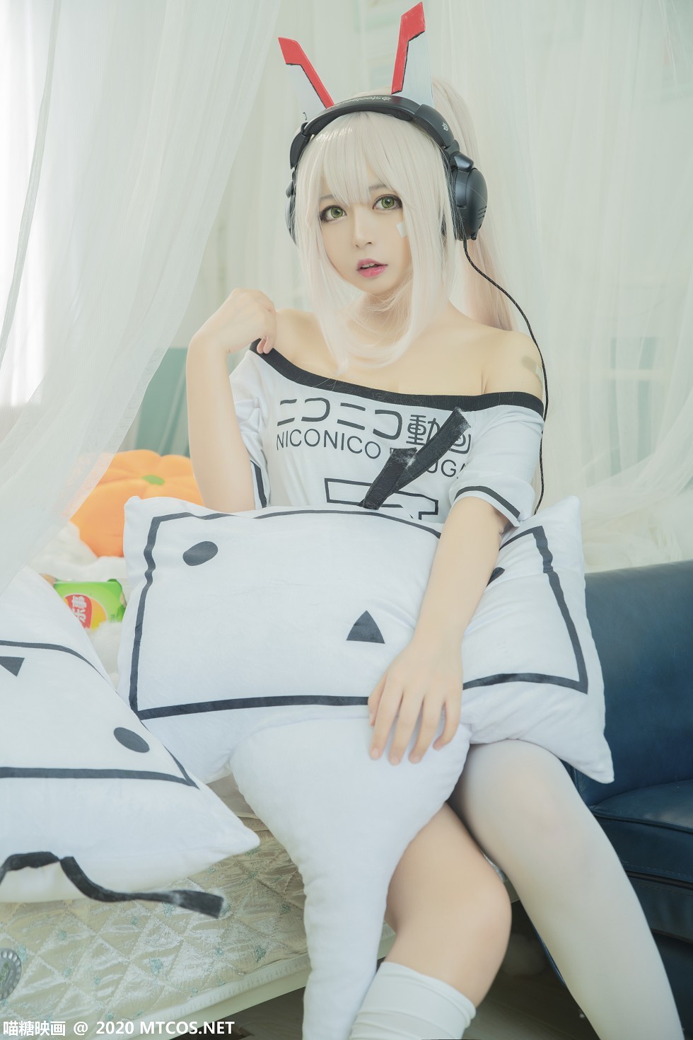 [喵糖映画]Vol.339_白发美女Cosplay主题白色低胸短袖衫配白丝袜秀完美身材写真20P