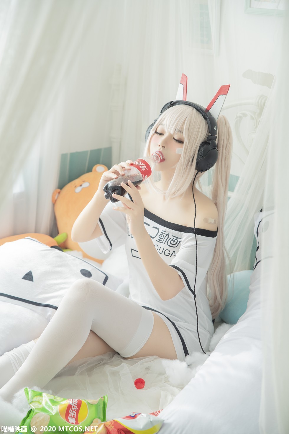 [喵糖映画]Vol.339_白发美女Cosplay主题白色低胸短袖衫配白丝袜秀完美身材写真20P