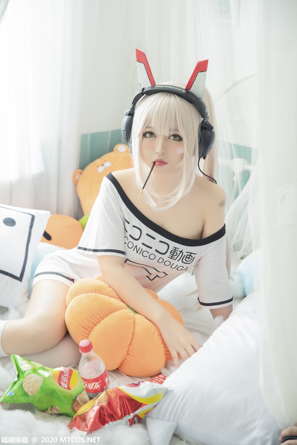 [喵糖映画]Vol.339_白发美女Cosplay主题白色低胸短袖衫配白丝袜秀完美身材写真20P