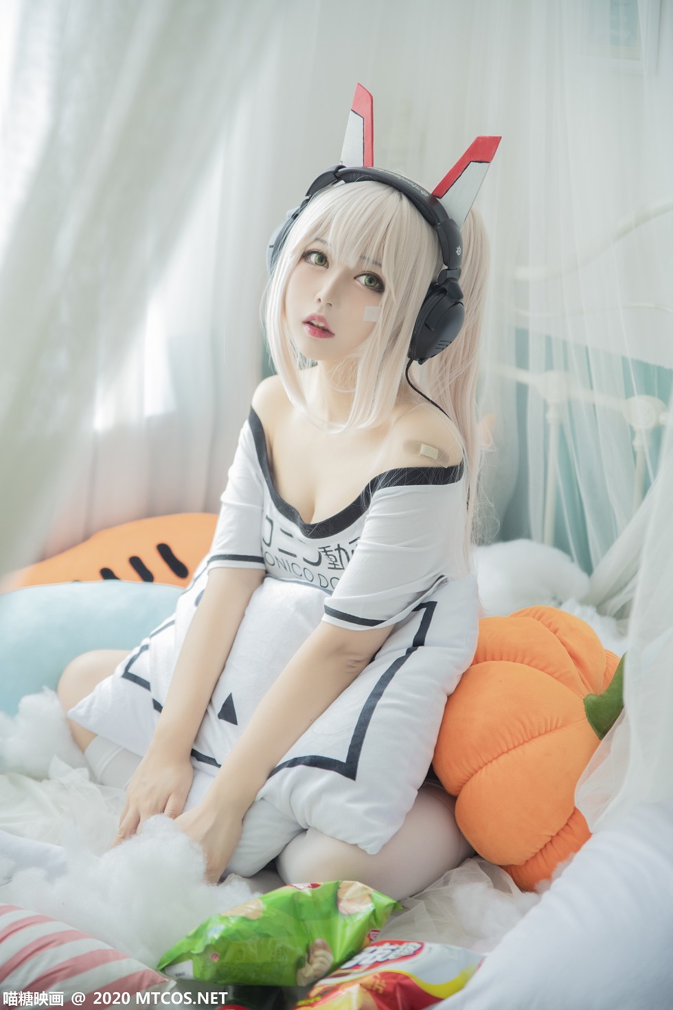 [喵糖映画]Vol.339_白发美女Cosplay主题白色低胸短袖衫配白丝袜秀完美身材写真20P