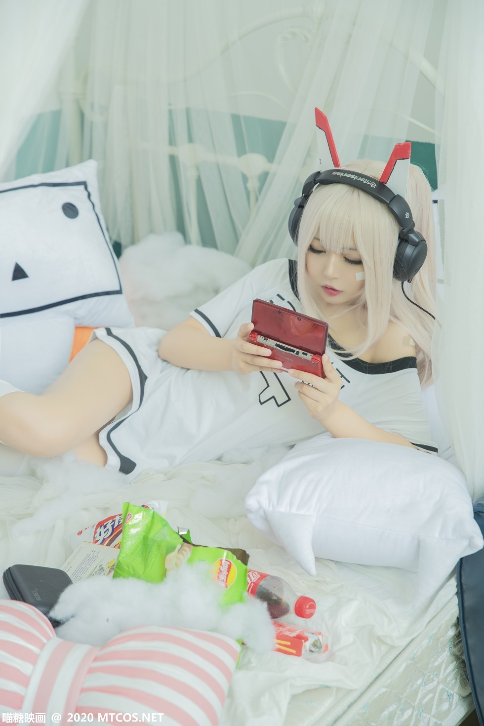 [喵糖映画]Vol.339_白发美女Cosplay主题白色低胸短袖衫配白丝袜秀完美身材写真20P