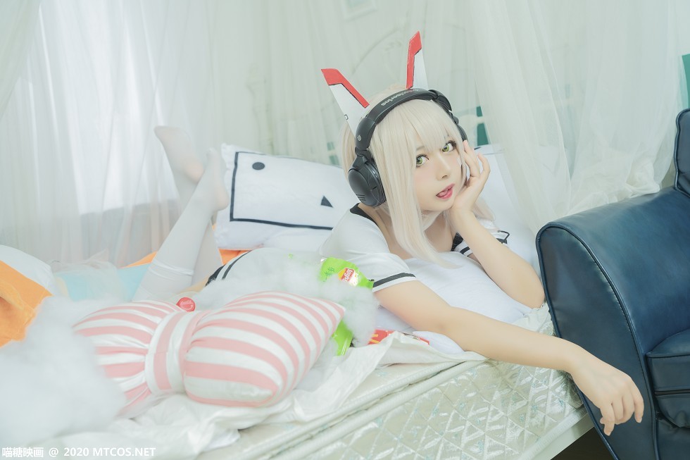[喵糖映画]Vol.339_白发美女Cosplay主题白色低胸短袖衫配白丝袜秀完美身材写真20P