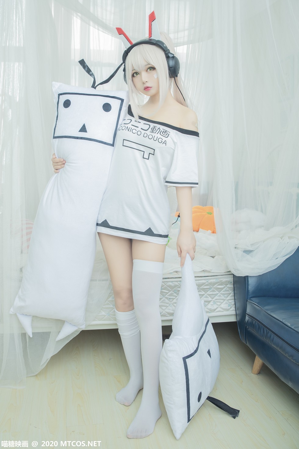 [喵糖映画]Vol.339_白发美女Cosplay主题白色低胸短袖衫配白丝袜秀完美身材写真20P