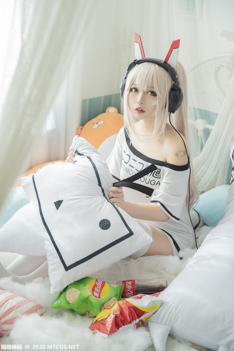 [喵糖映画]Vol.339_白发美女Cosplay主题白色低胸短袖衫配白丝袜秀完美身材写真20P
