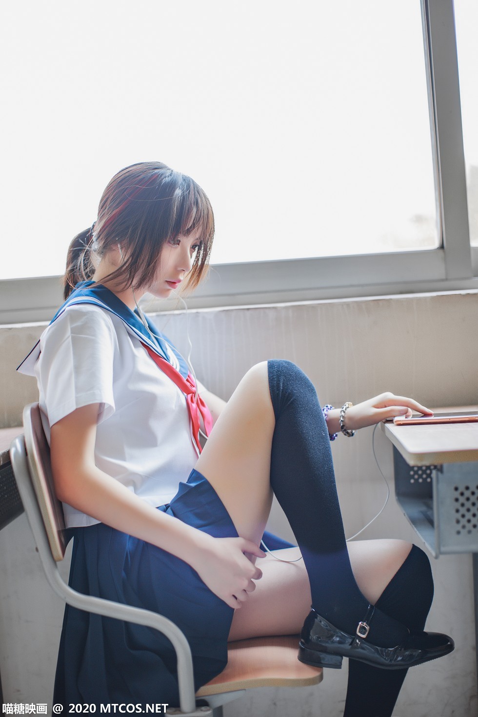 [喵糖映画]Vol.340_美少女同桌水手服主题百褶裙下黑丝腿袜秀美腿迷人诱惑写真33P