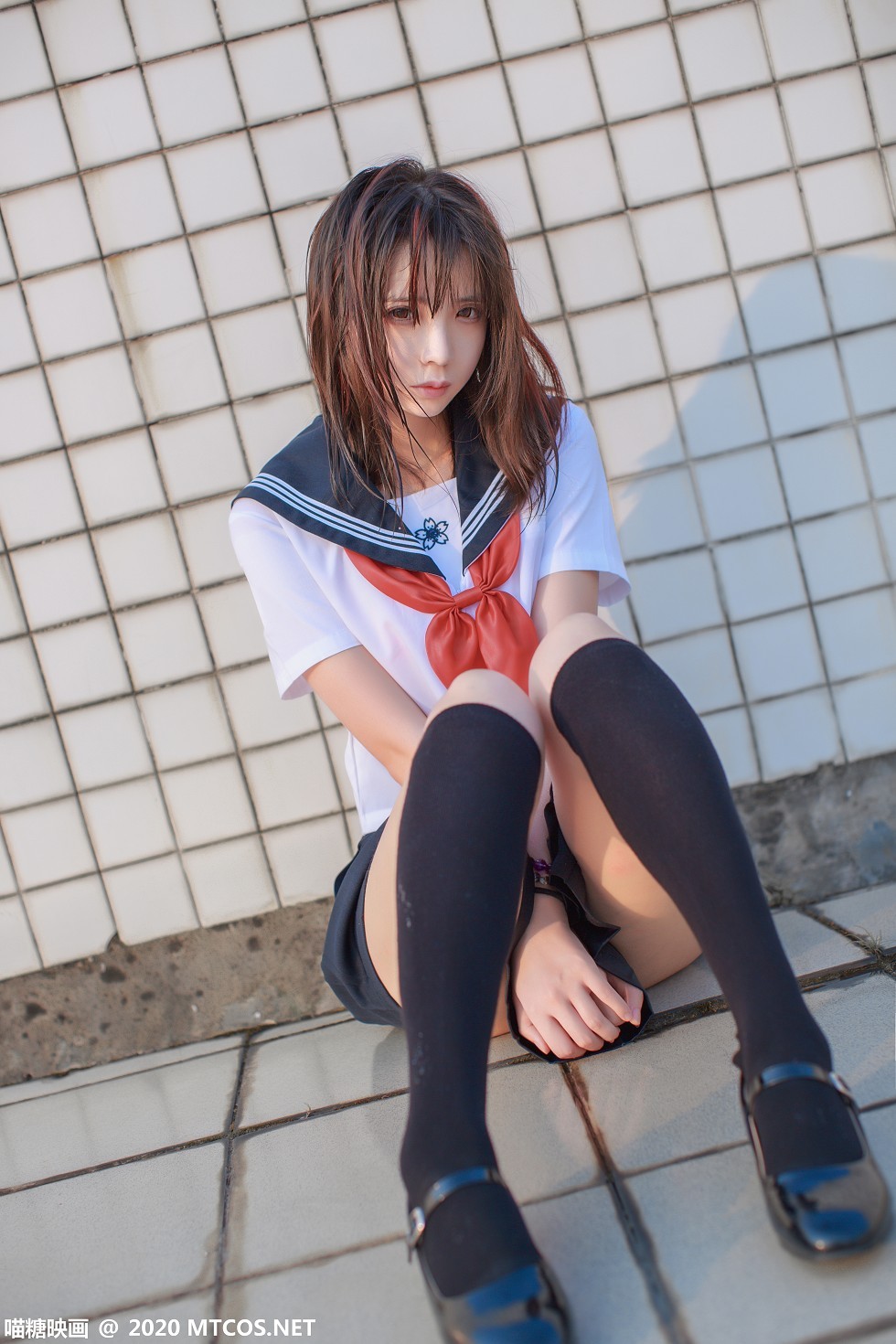 [喵糖映画]Vol.340_美少女同桌水手服主题百褶裙下黑丝腿袜秀美腿迷人诱惑写真33P