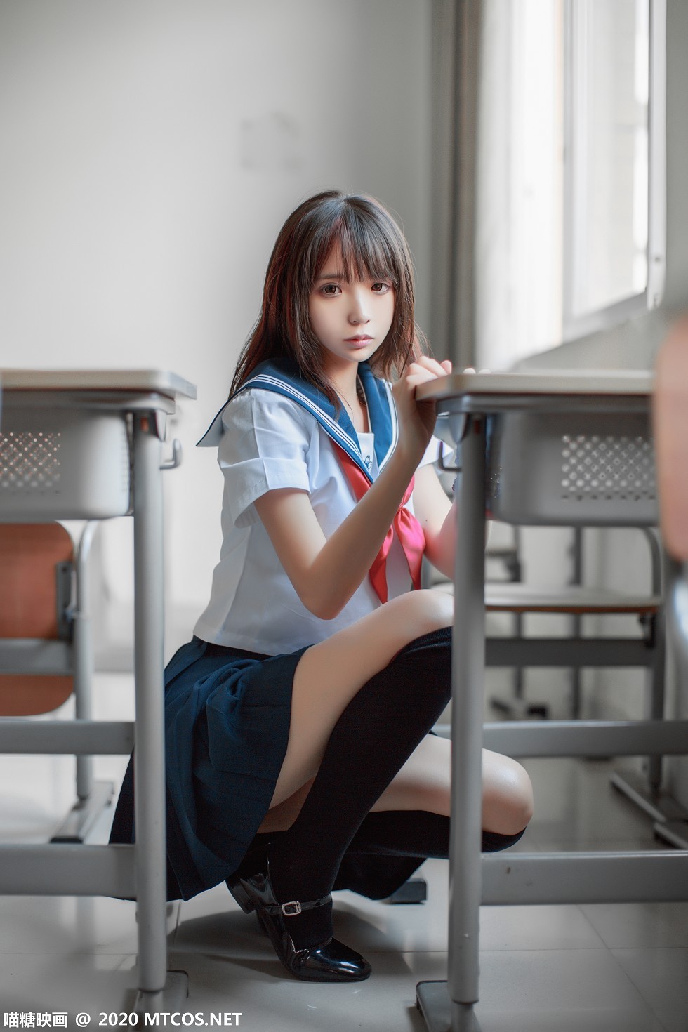 [喵糖映画]Vol.340_美少女同桌水手服主题百褶裙下黑丝腿袜秀美腿迷人诱惑写真33P
