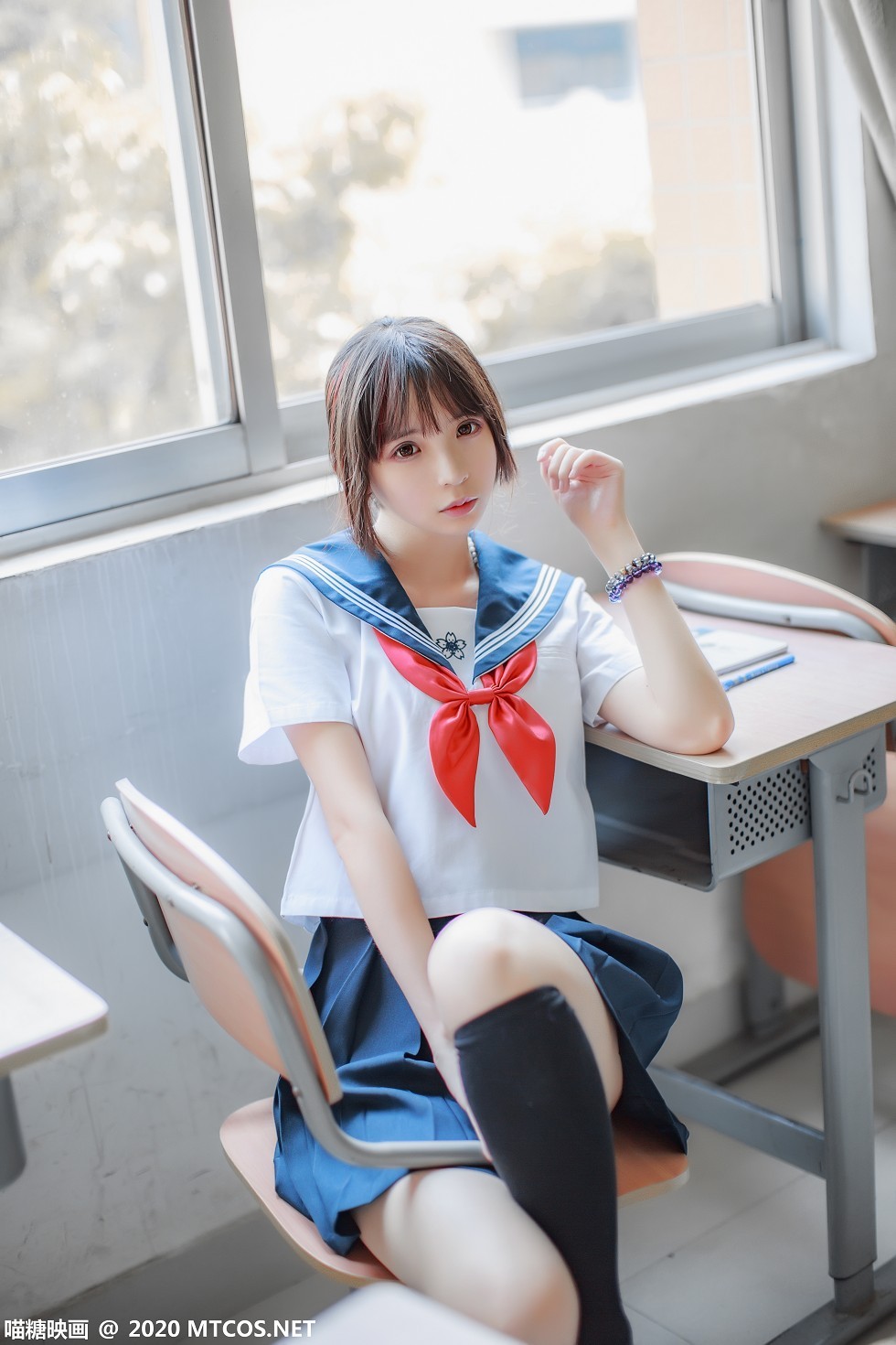 [喵糖映画]Vol.340_美少女同桌水手服主题百褶裙下黑丝腿袜秀美腿迷人诱惑写真33P
