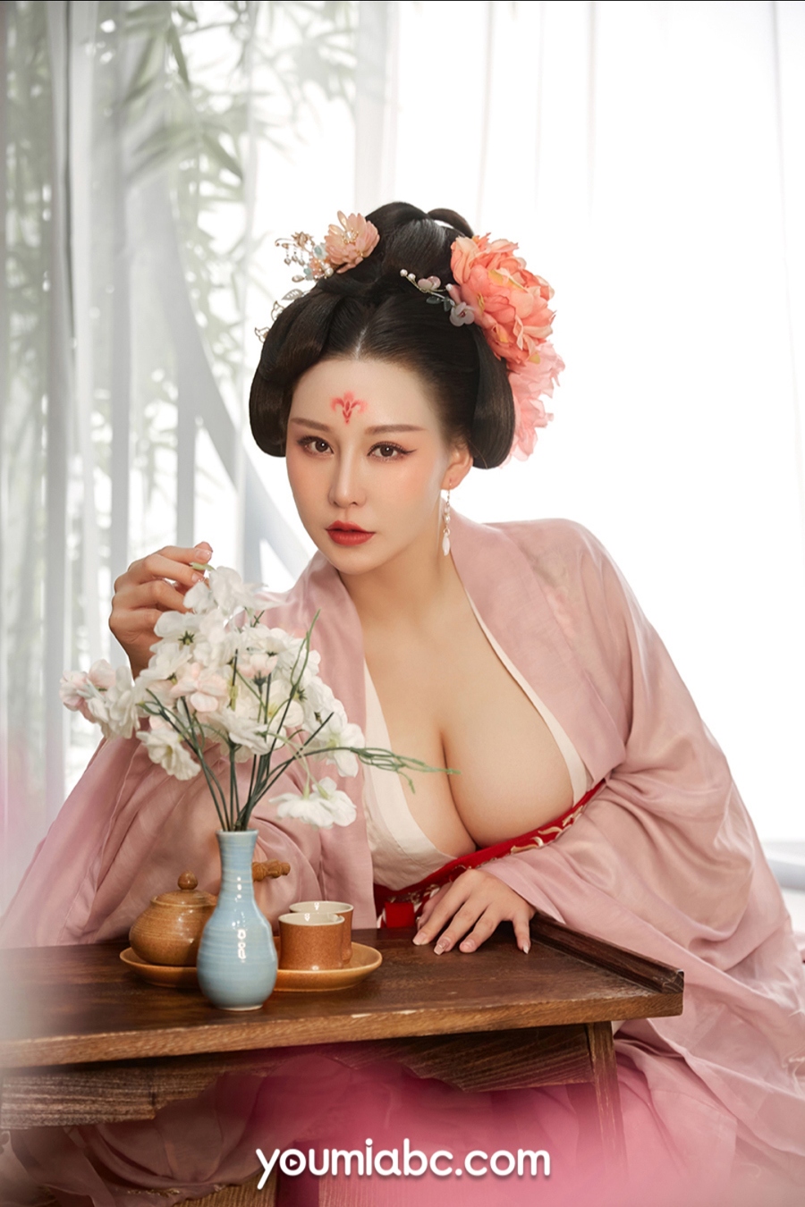 [YouMi尤蜜]Vol.616_嫩模费若拉古典美女赤裸调情主题私房低胸秀傲人豪乳诱惑写真30P