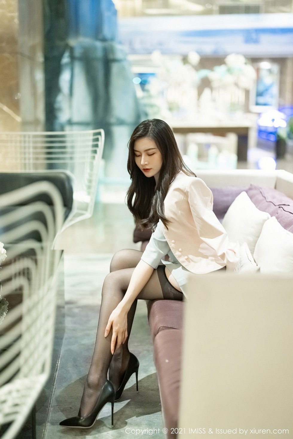 [IMISS爱蜜社]Vol.552_气质美女Vanessa典雅职场OL主题私房黑丝吊袜极致魅惑写真63P
