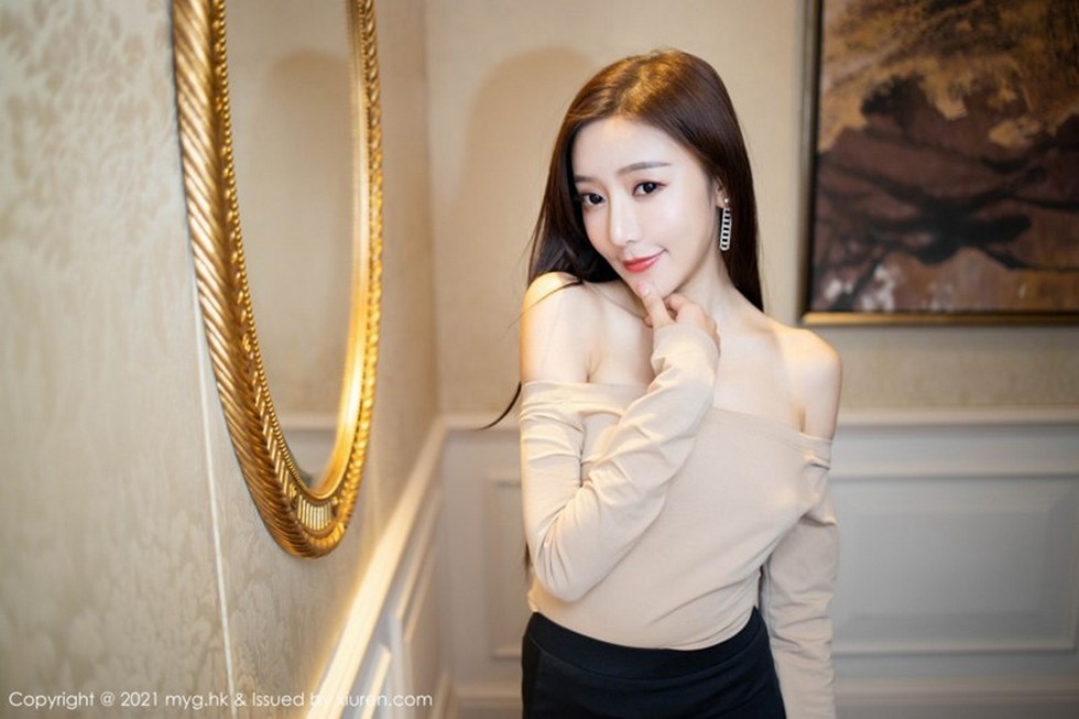 [MyGirl美媛馆]Vol.490_女神王馨瑶yanni淡雅都市OL主题黑裙下超薄黑丝裤袜诱惑写真100P