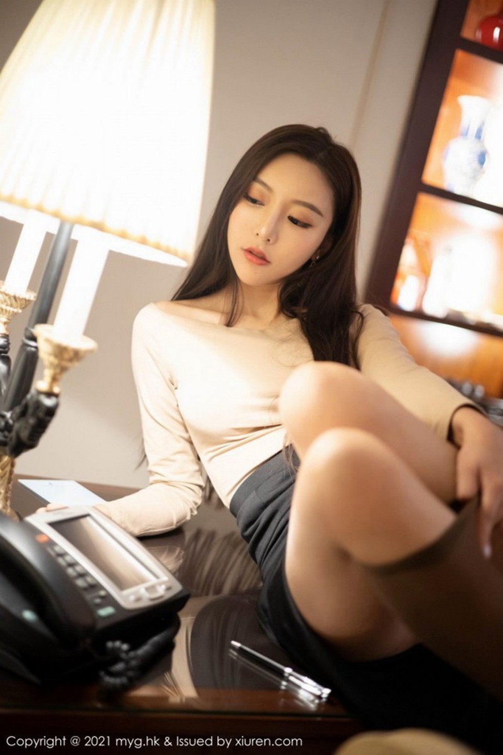 [MyGirl美媛馆]Vol.490_女神王馨瑶yanni淡雅都市OL主题黑裙下超薄黑丝裤袜诱惑写真100P