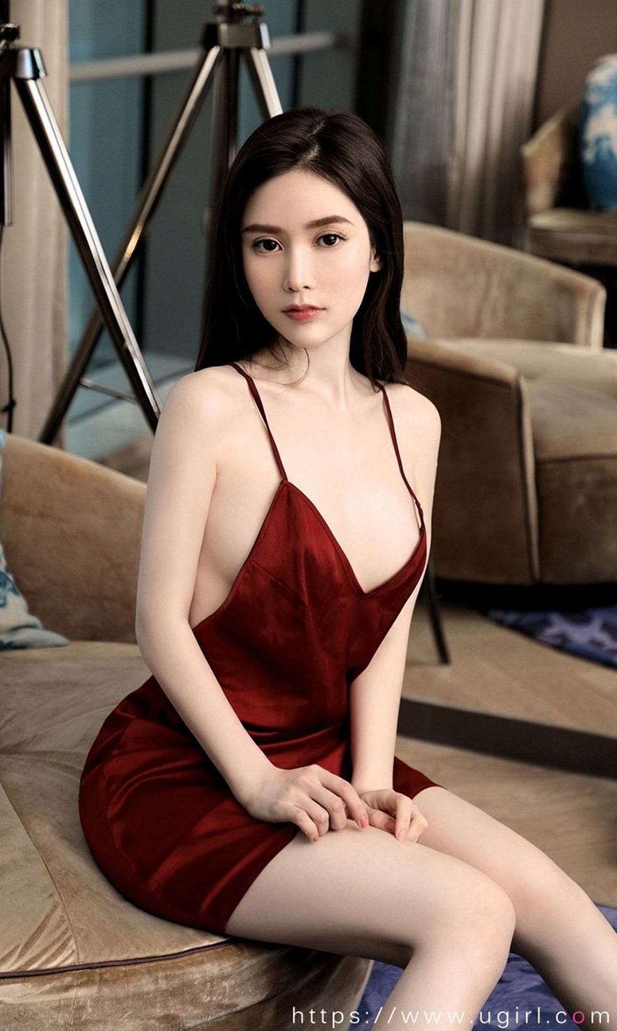 [Ugirls爱尤物]No.2029_嫩模吴雪瑶私房红色低胸吊带裙秀白嫩肌肤迷人身材诱惑写真35P