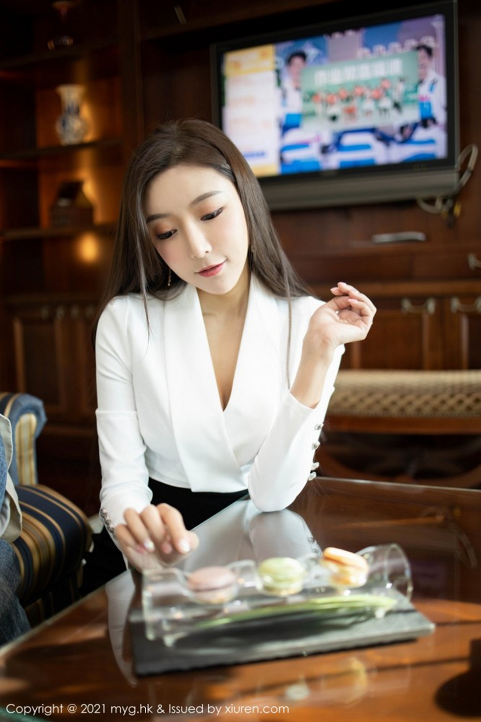 [MyGirl美媛馆]Vol.492_女神王馨瑶yanni上司过生日主题黑裙下黑丝裤袜秀美腿诱惑写真88P