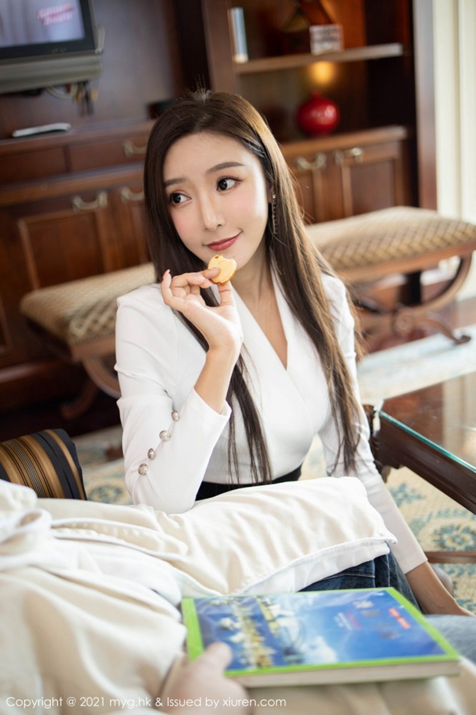 [MyGirl美媛馆]Vol.492_女神王馨瑶yanni上司过生日主题黑裙下黑丝裤袜秀美腿诱惑写真88P