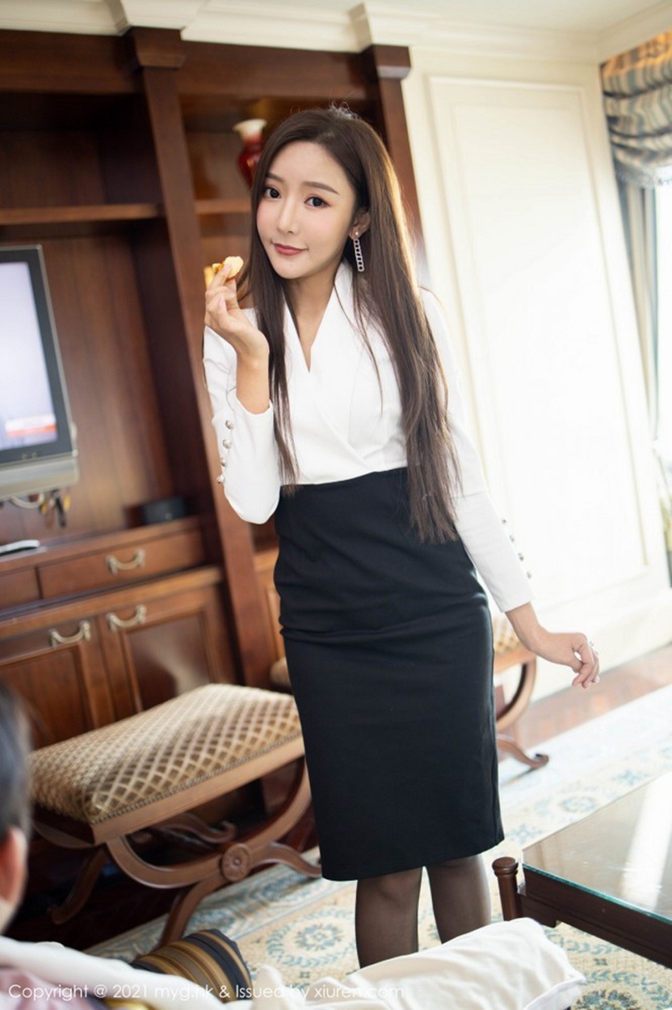 [MyGirl美媛馆]Vol.492_女神王馨瑶yanni上司过生日主题黑裙下黑丝裤袜秀美腿诱惑写真88P
