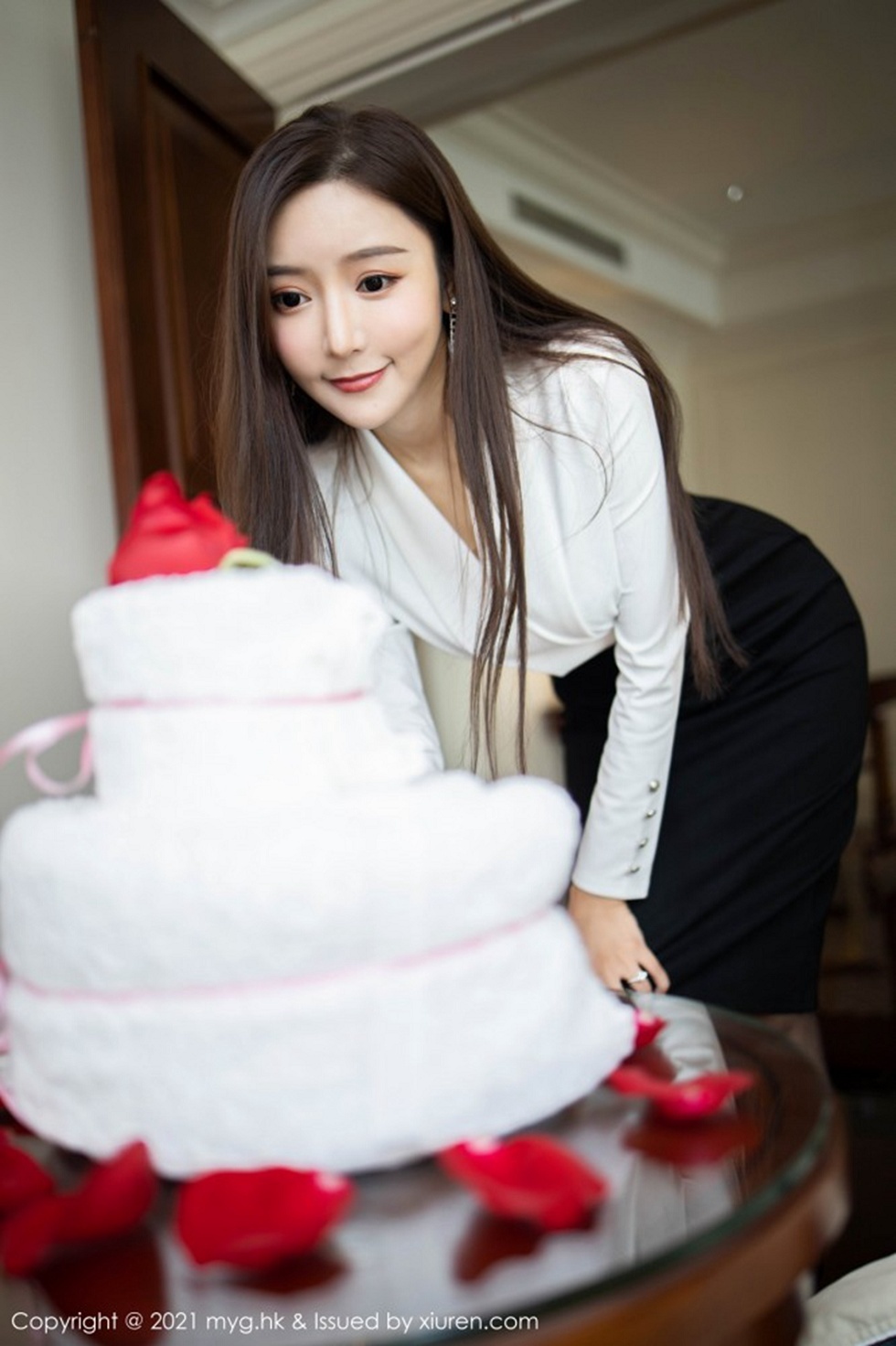 [MyGirl美媛馆]Vol.492_女神王馨瑶yanni上司过生日主题黑裙下黑丝裤袜秀美腿诱惑写真88P