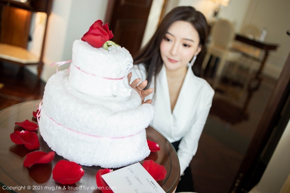[MyGirl美媛馆]Vol.492_女神王馨瑶yanni上司过生日主题黑裙下黑丝裤袜秀美腿诱惑写真88P
