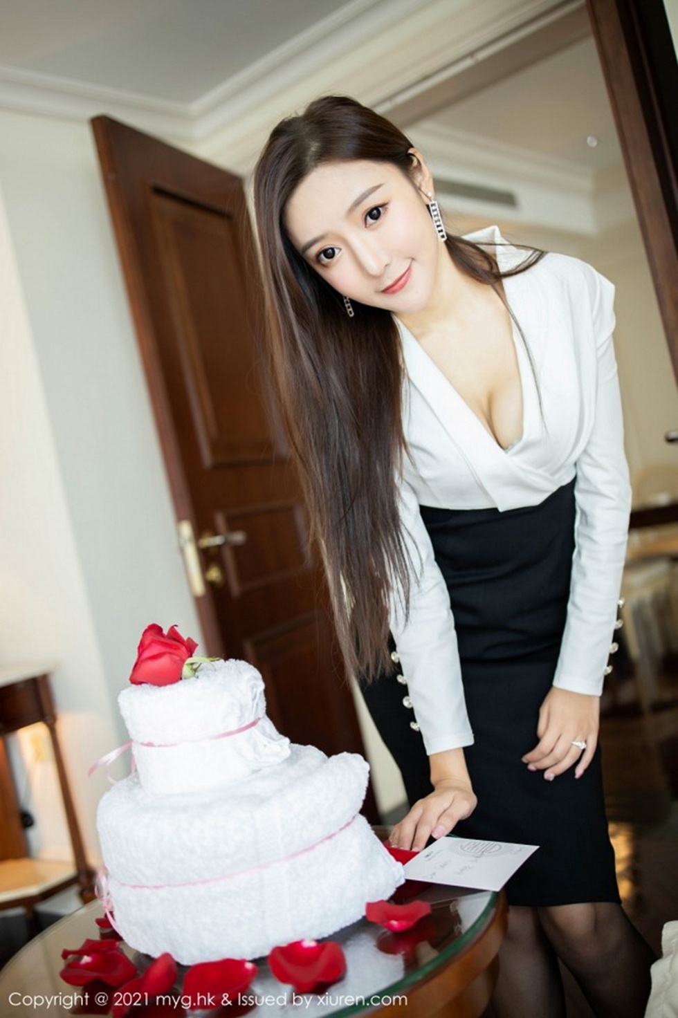 [MyGirl美媛馆]Vol.492_女神王馨瑶yanni上司过生日主题黑裙下黑丝裤袜秀美腿诱惑写真88P