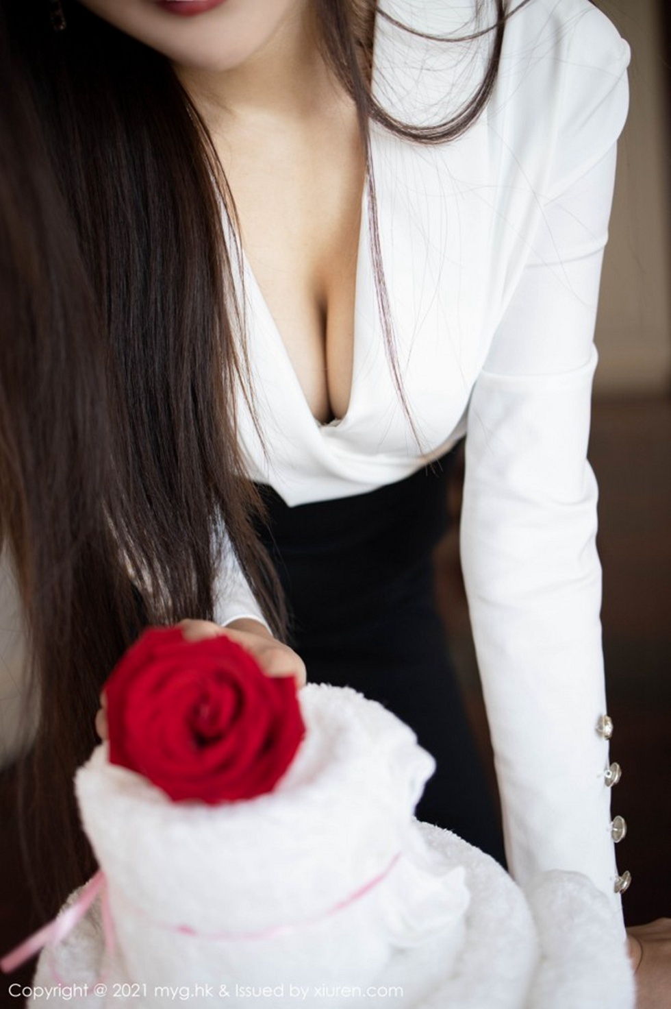 [MyGirl美媛馆]Vol.492_女神王馨瑶yanni上司过生日主题黑裙下黑丝裤袜秀美腿诱惑写真88P
