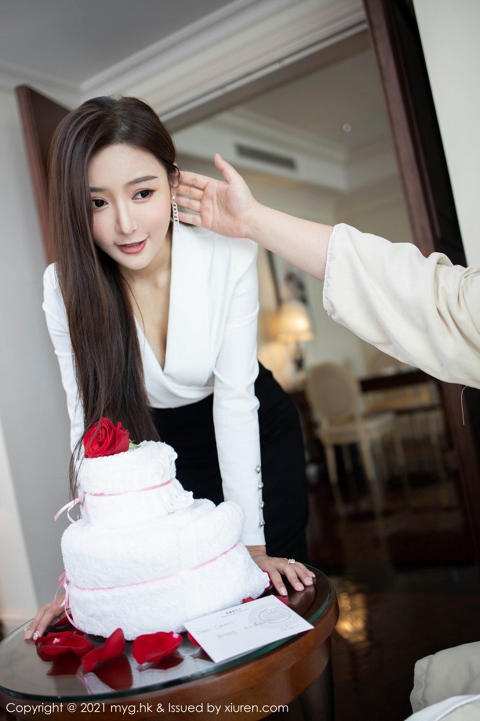 [MyGirl美媛馆]Vol.492_女神王馨瑶yanni上司过生日主题黑裙下黑丝裤袜秀美腿诱惑写真88P