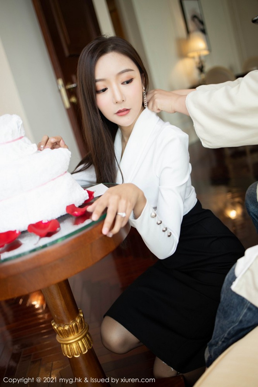 [MyGirl美媛馆]Vol.492_女神王馨瑶yanni上司过生日主题黑裙下黑丝裤袜秀美腿诱惑写真88P