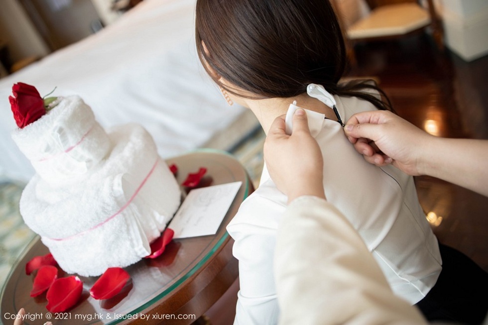 [MyGirl美媛馆]Vol.492_女神王馨瑶yanni上司过生日主题黑裙下黑丝裤袜秀美腿诱惑写真88P