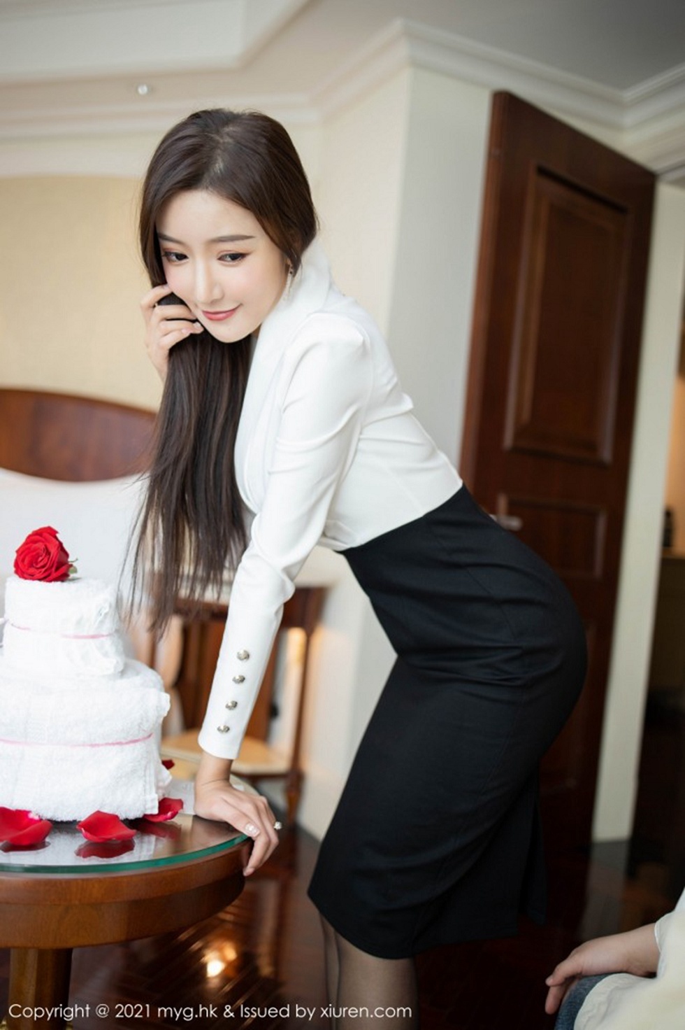 [MyGirl美媛馆]Vol.492_女神王馨瑶yanni上司过生日主题黑裙下黑丝裤袜秀美腿诱惑写真88P
