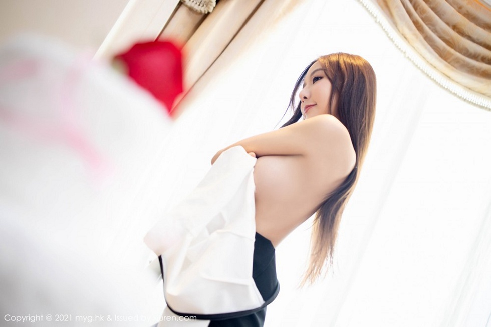 [MyGirl美媛馆]Vol.492_女神王馨瑶yanni上司过生日主题黑裙下黑丝裤袜秀美腿诱惑写真88P