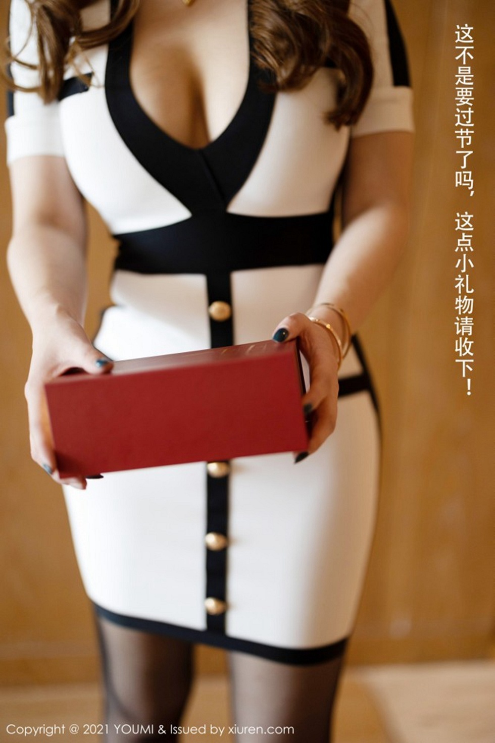 [YouMi尤蜜荟]Vol.605_女神尤妮丝Egg厦门旅拍公关经理剧情主题半脱露豪乳翘臀诱惑写真112P