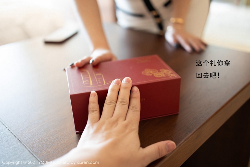 [YouMi尤蜜荟]Vol.605_女神尤妮丝Egg厦门旅拍公关经理剧情主题半脱露豪乳翘臀诱惑写真112P