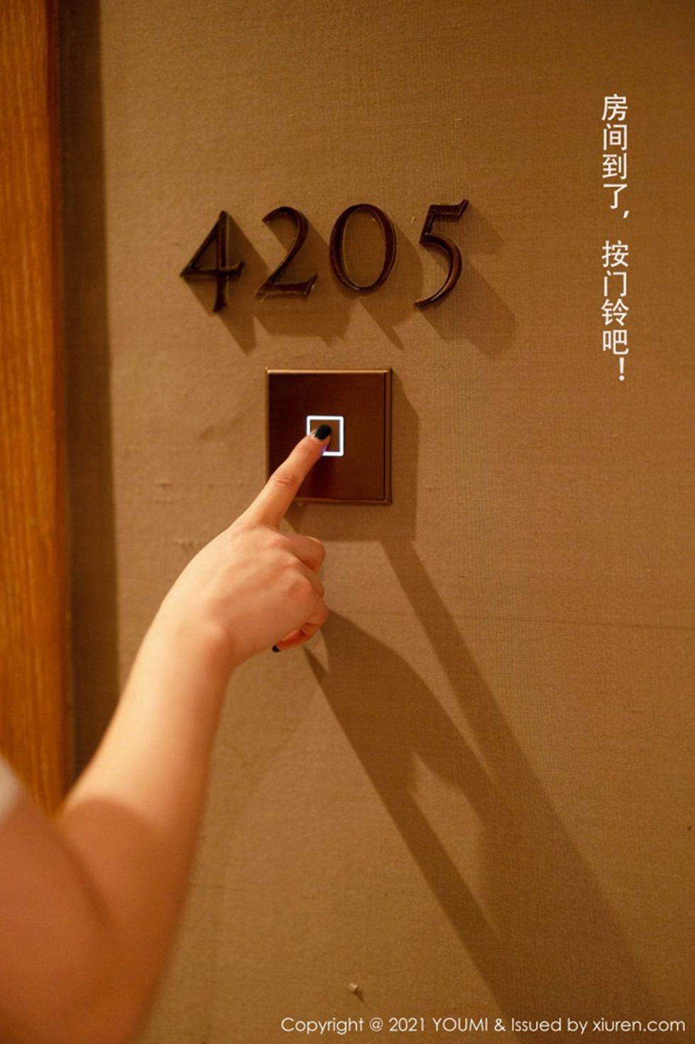 [YouMi尤蜜荟]Vol.605_女神尤妮丝Egg厦门旅拍公关经理剧情主题半脱露豪乳翘臀诱惑写真112P