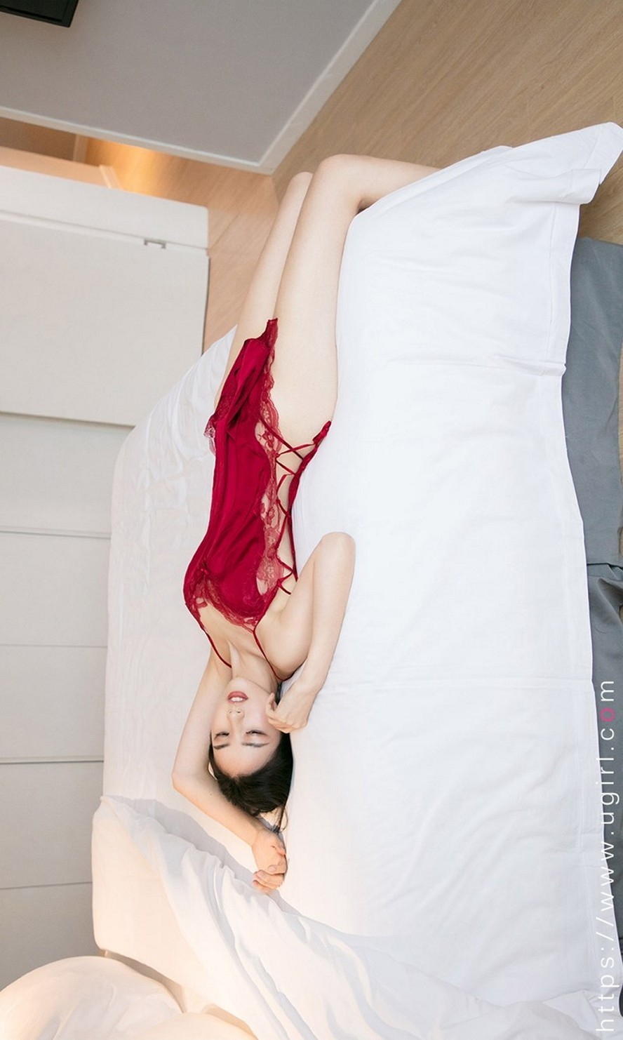 [Ugirls爱尤物]No.2032_嫩模欧阳美萱私房红色丝质吊带睡裙秀完美身材翘臀诱惑写真35P