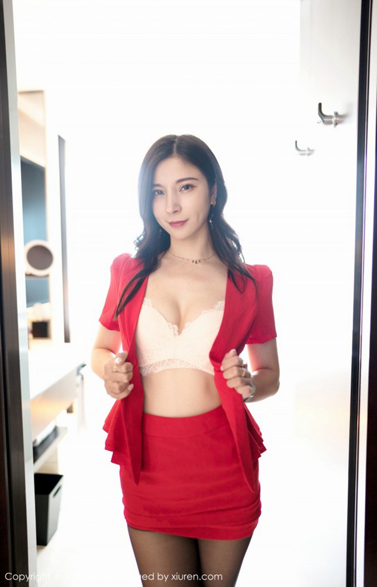 [FeiLin嗲囡囡]VOL.282_嫩模小蛮妖Yummy职场秘书制服主题半脱黑丝裤袜秀翘臀诱惑写真56P