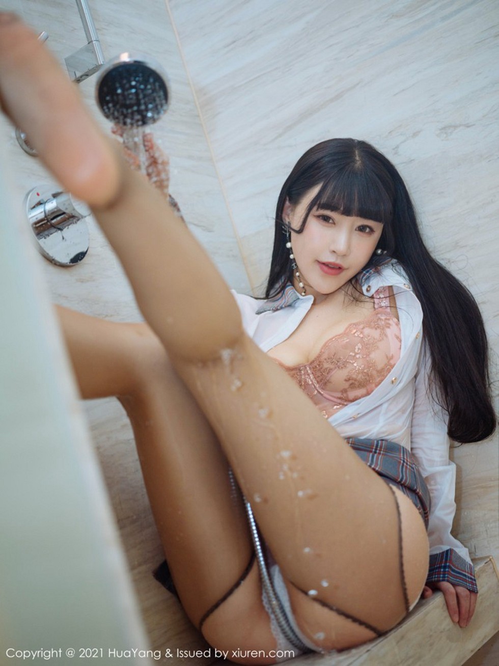 [HuaYang花漾]Vol.367_嫩模朱可儿厦门旅拍私房浴室撩裙露开档黑丝裤袜惹火诱惑写真53P