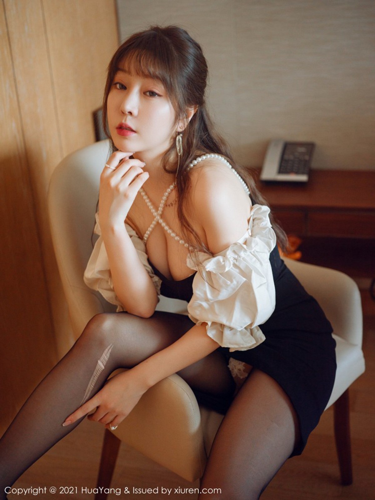 [HuaYang花漾]Vol.368_女神王雨纯厦门旅拍剧情拍摄主题性感内衣配开档黑丝极致诱惑写真54P