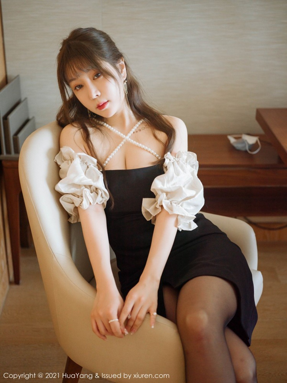 [HuaYang花漾]Vol.368_女神王雨纯厦门旅拍剧情拍摄主题性感内衣配开档黑丝极致诱惑写真54P