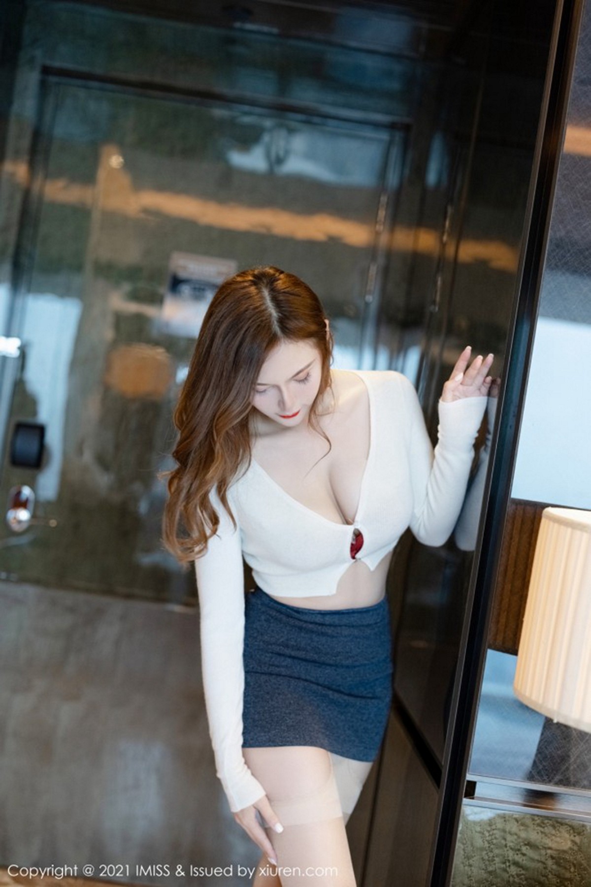 [IMISS爱蜜社]Vol.555_气质女神Lavinia肉淡雅都市OL制服露性感红色内衣诱惑写真52P