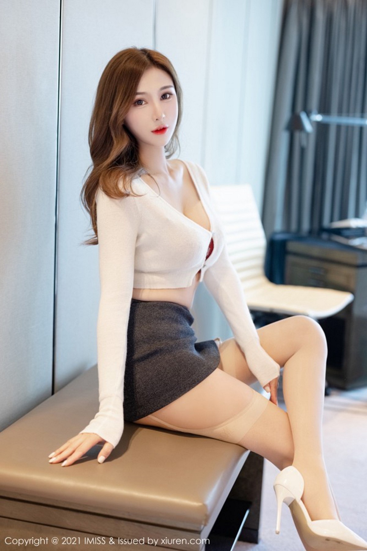 [IMISS爱蜜社]Vol.555_气质女神Lavinia肉淡雅都市OL制服露性感红色内衣诱惑写真52P