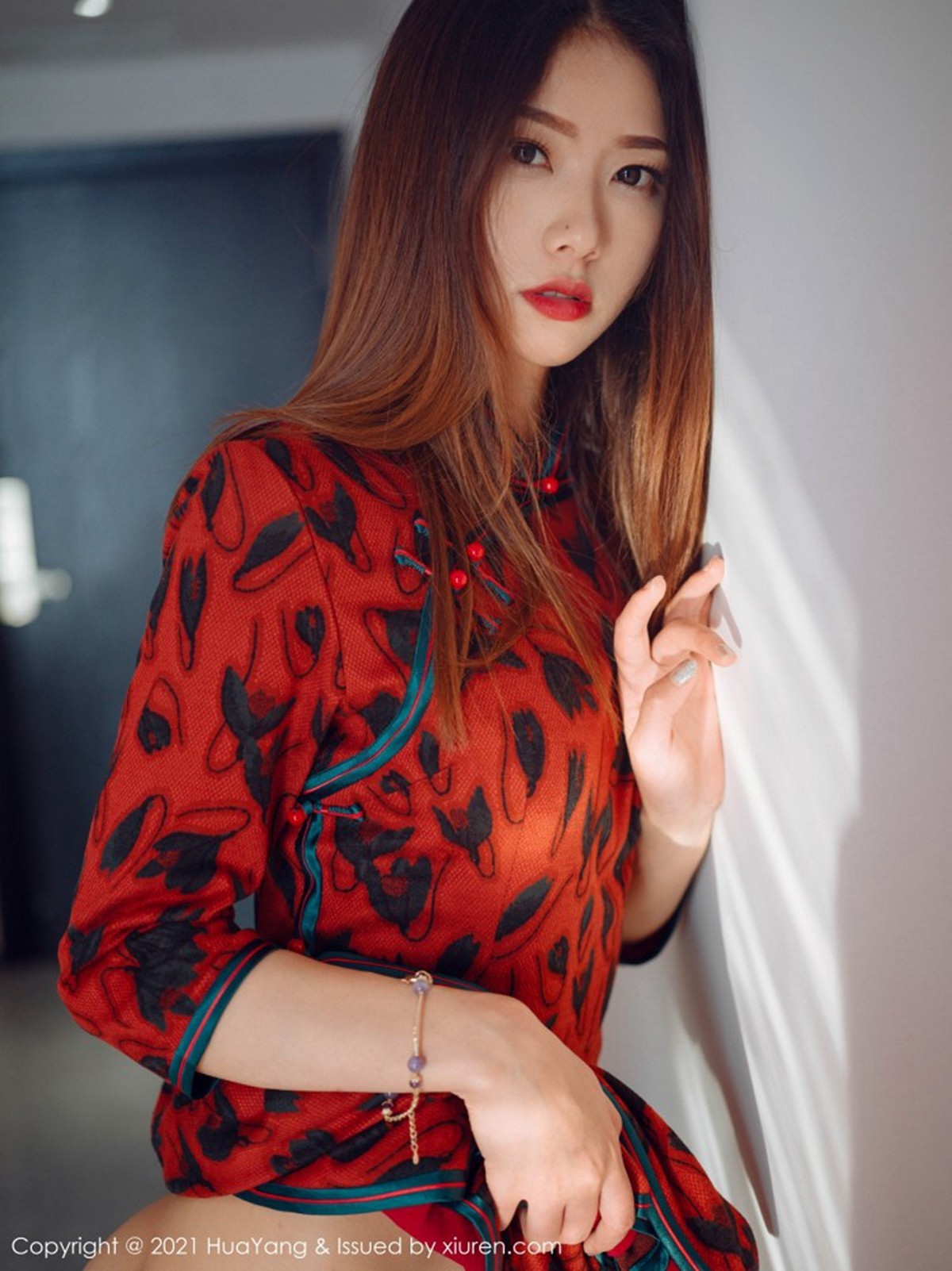 [HuaYang花漾]Vol.369_嫩模方子萱色彩鲜丽服饰配蕾丝袜半脱秀完美曲线迷人诱惑写真50P
