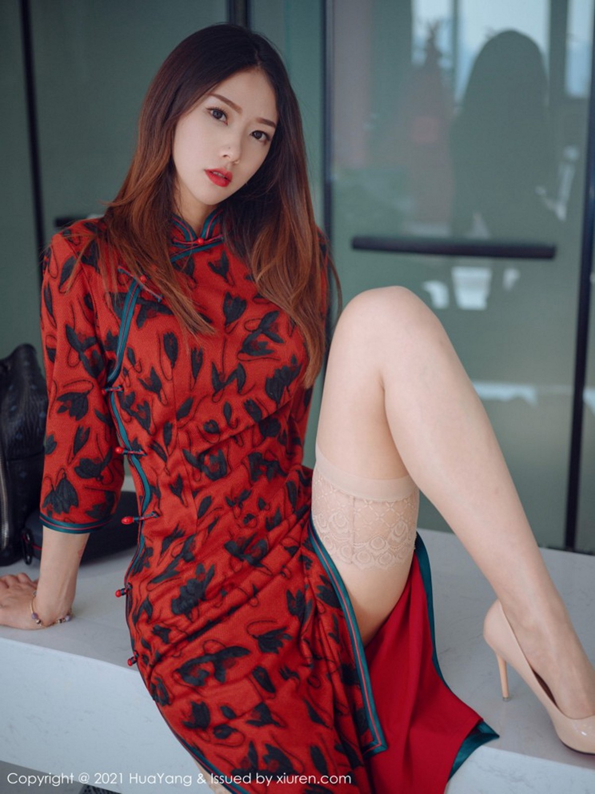 [HuaYang花漾]Vol.369_嫩模方子萱色彩鲜丽服饰配蕾丝袜半脱秀完美曲线迷人诱惑写真50P