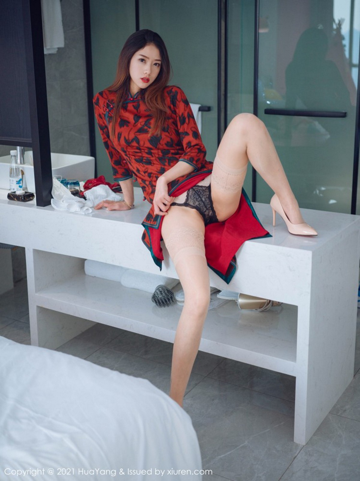 [HuaYang花漾]Vol.369_嫩模方子萱色彩鲜丽服饰配蕾丝袜半脱秀完美曲线迷人诱惑写真50P