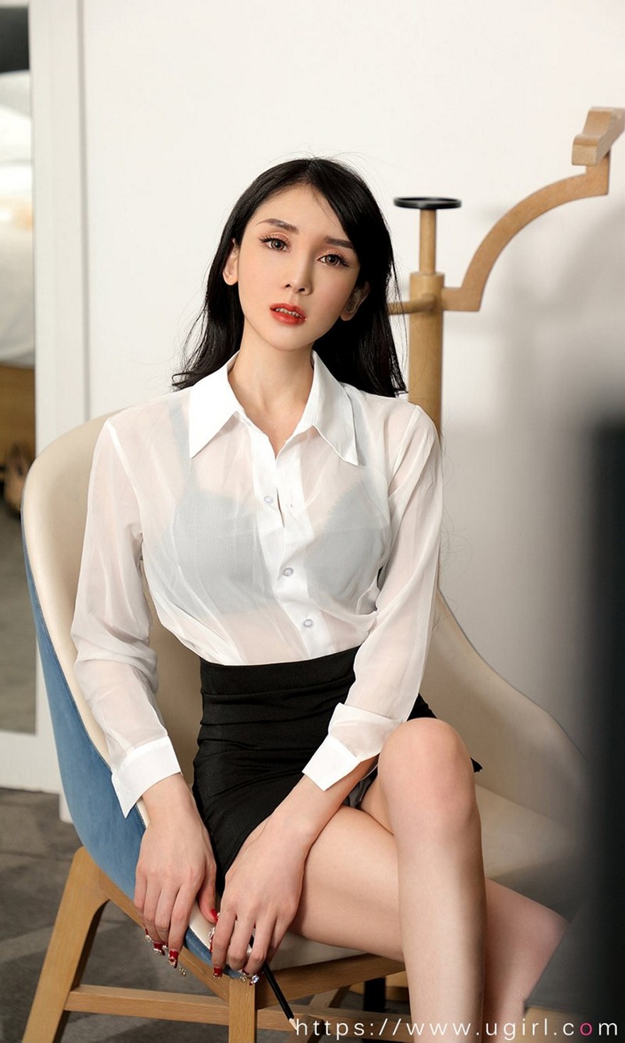 [Ugirls爱尤物]No.2035_嫩模阿依努尔瓦娅经典黑白配薄透白衬衣配黑短裙完美诱惑写真35P