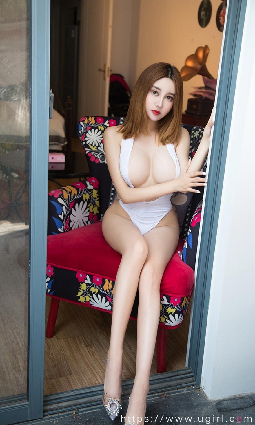 [Ugirls爱尤物]No.2036_嫩模李梓然私房白色低胸高叉连体衣秀丰乳肥臀极致诱惑写真35P